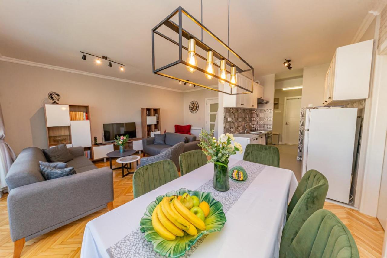 City Center De Lux Apartment Bar Exterior photo