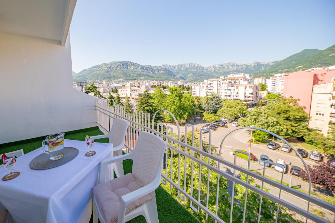 City Center De Lux Apartment Bar Exterior photo