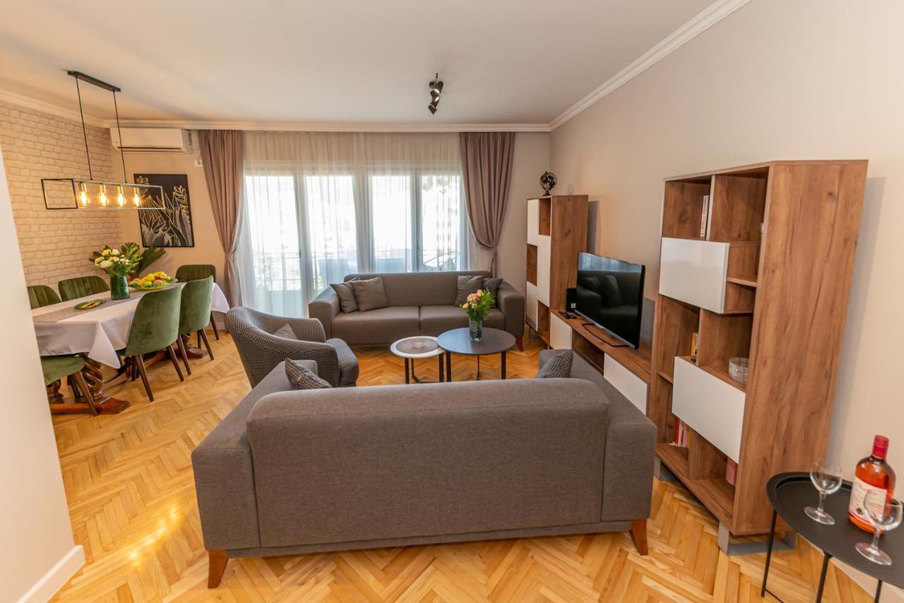 City Center De Lux Apartment Bar Exterior photo